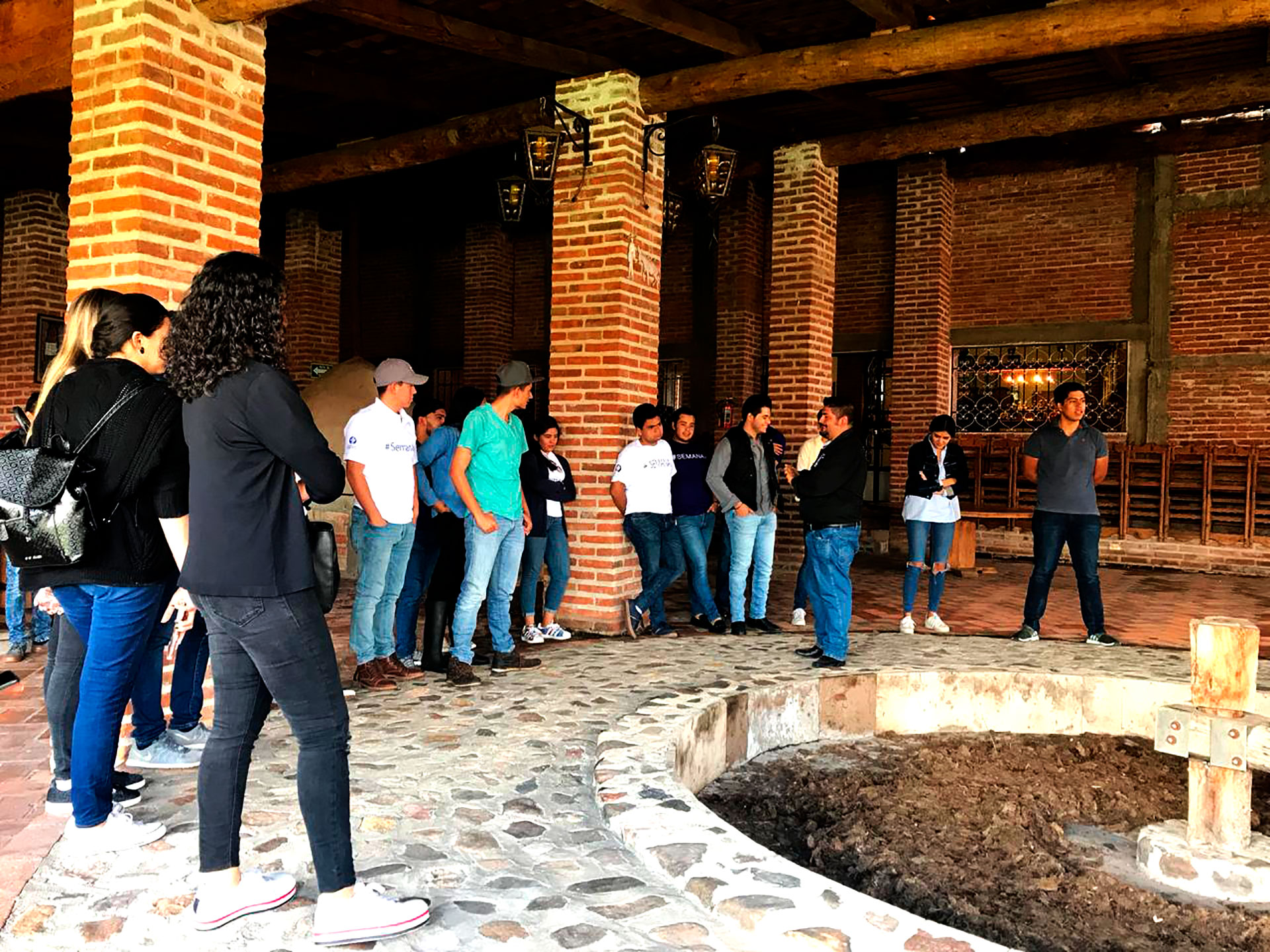 Los alumnos recorrieron las instalaciones de la empresa mezcalera "Mezcal de calidad Don Aurelio"