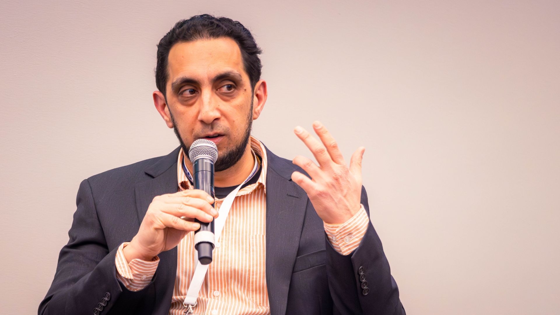 Sepehr Vakil, profesor asociado de Northwestern University, tom&oacute; el micr&oacute;fono en el escenario durante el panel y destac&oacute; la importancia de entender el aprendizaje como un proceso social que no puede reducirse a eficiencia ni automatizaci&oacute;n. 