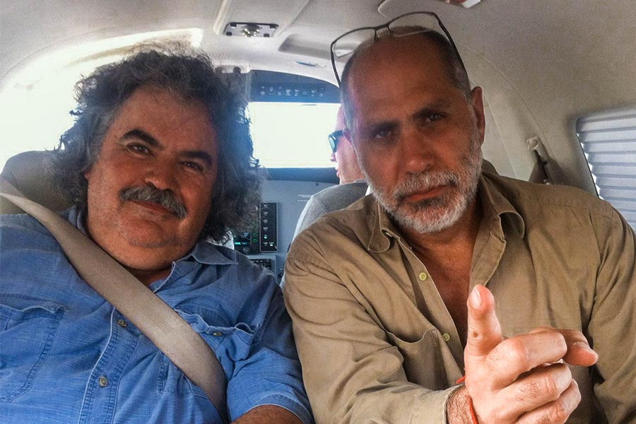 Sergio y Guillermo en avioneta después de colaborar.