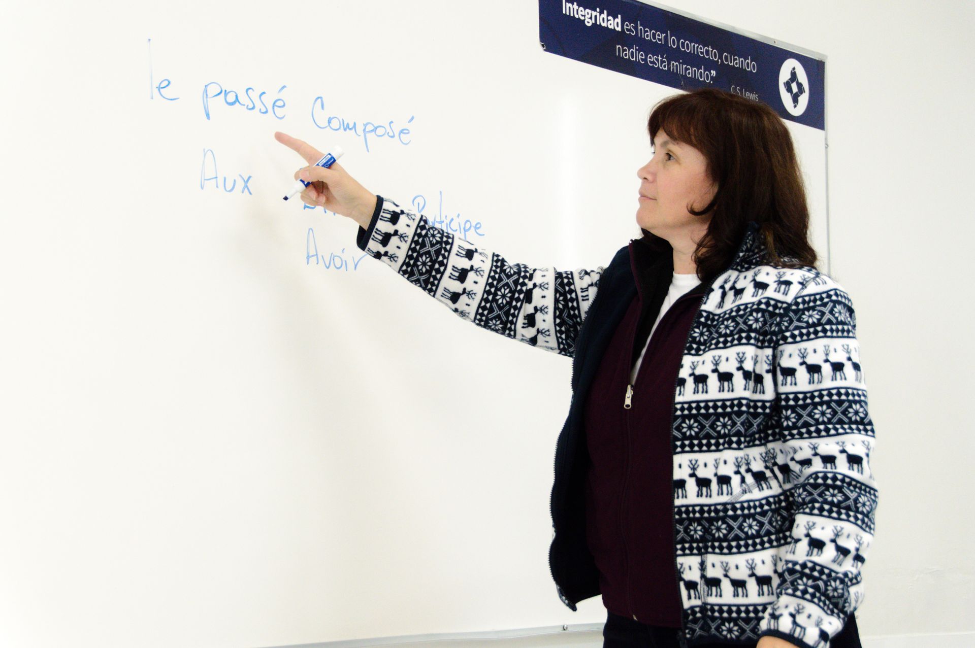 La maestra Zulema Gómez dando clase.