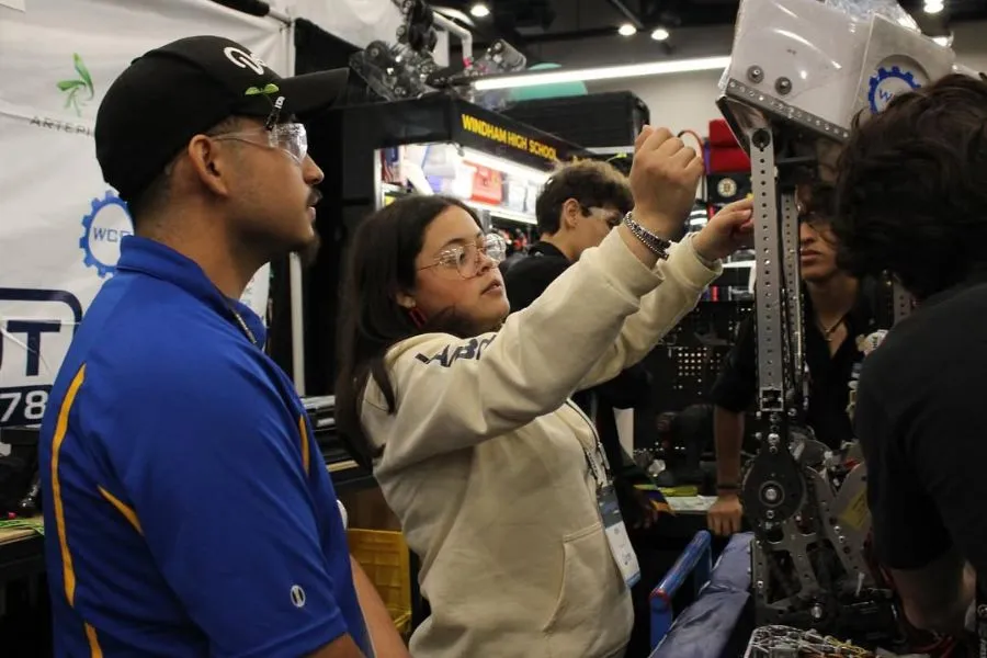 Sof&iacute;a Araujo trabaja en un robot durante una competencia de FIRST Robotics junto a su equipo.