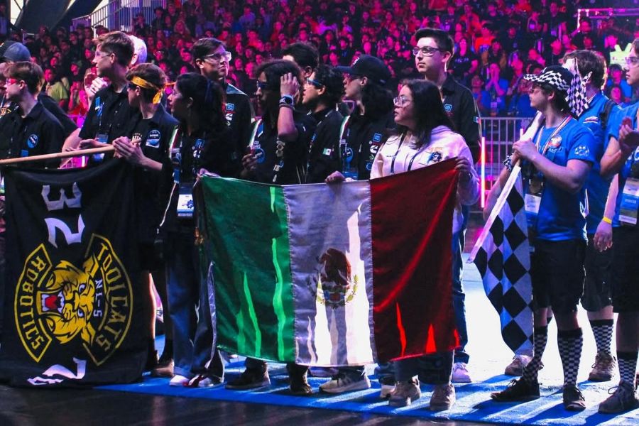 Sof&iacute;a Araujo posa junto a su equipo LamBot 3478 con una bandera de M&eacute;xico en el Einstein Field de FIRST Robotics Competition.