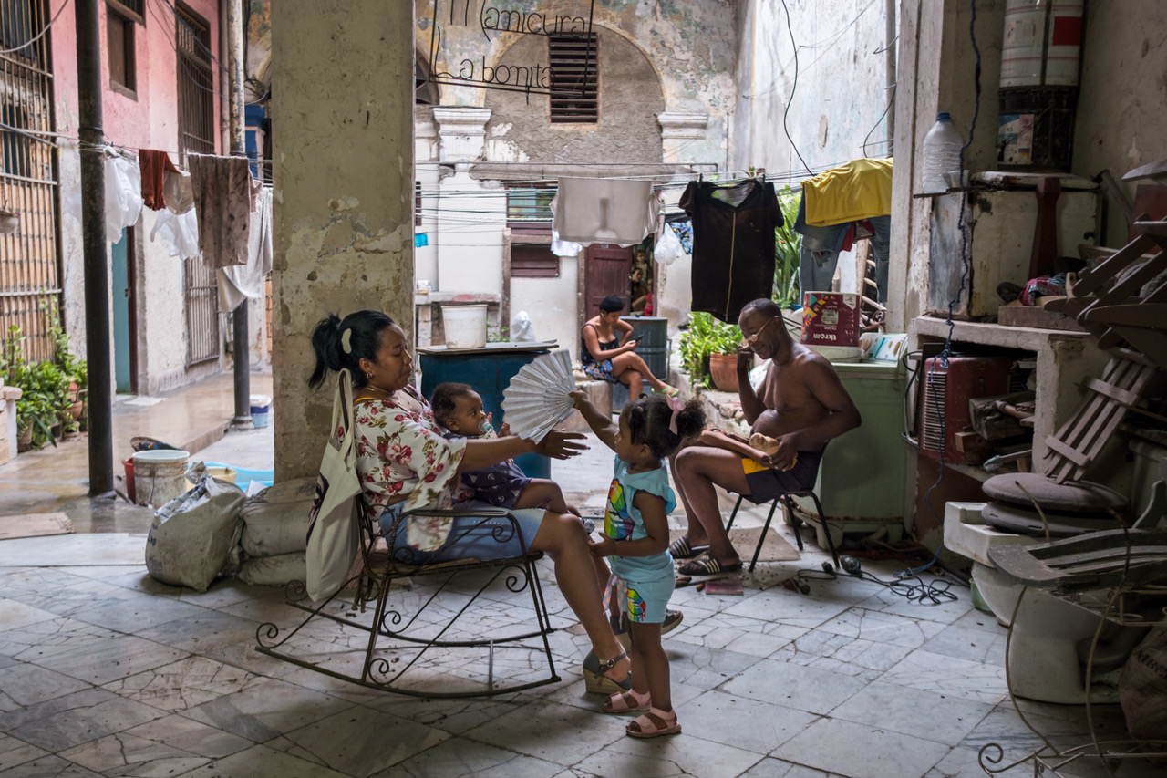 Familia en un patio interior de una vivienda en Cuba. Foto: Sandra Hern&aacute;ndez