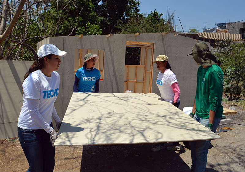 Los alumnos recibieron apoyo y capacitación de un líder de TECHO, quiénes los guiaron en todo momento para el éxito de la construcción.