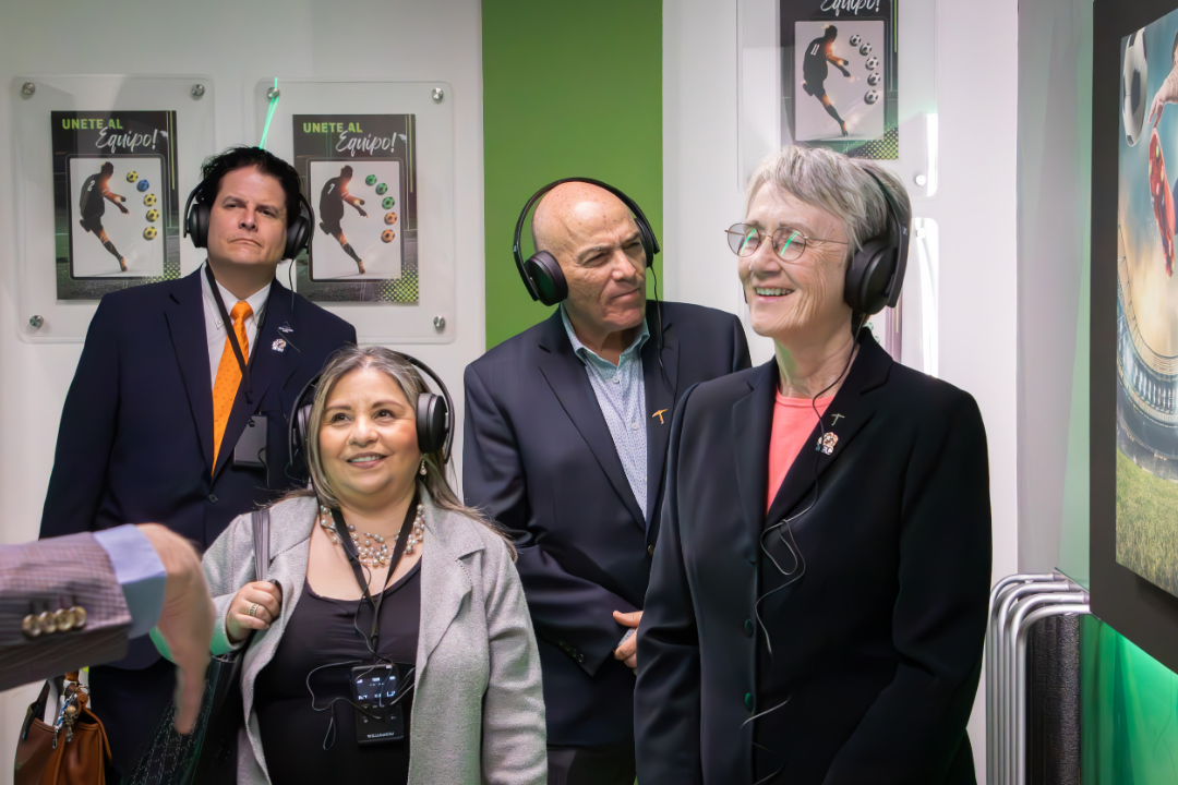 Heather Wilson conoce espacios acad&eacute;micos y proyectos desarrollados en laboratorios del campus Ciudad Ju&aacute;rez