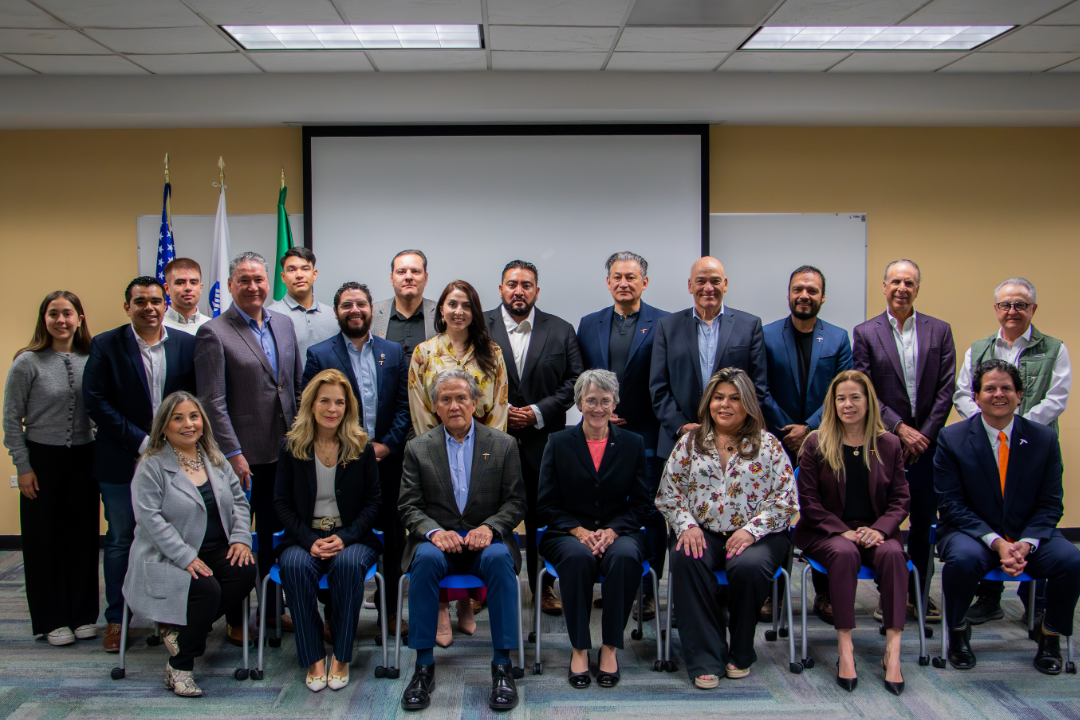 Autoridades del Tecnol&oacute;gico de Monterrey campus Ciudad Ju&aacute;rez y la presidenta de UTEP durante la reuni&oacute;n con el Consejo del campus.