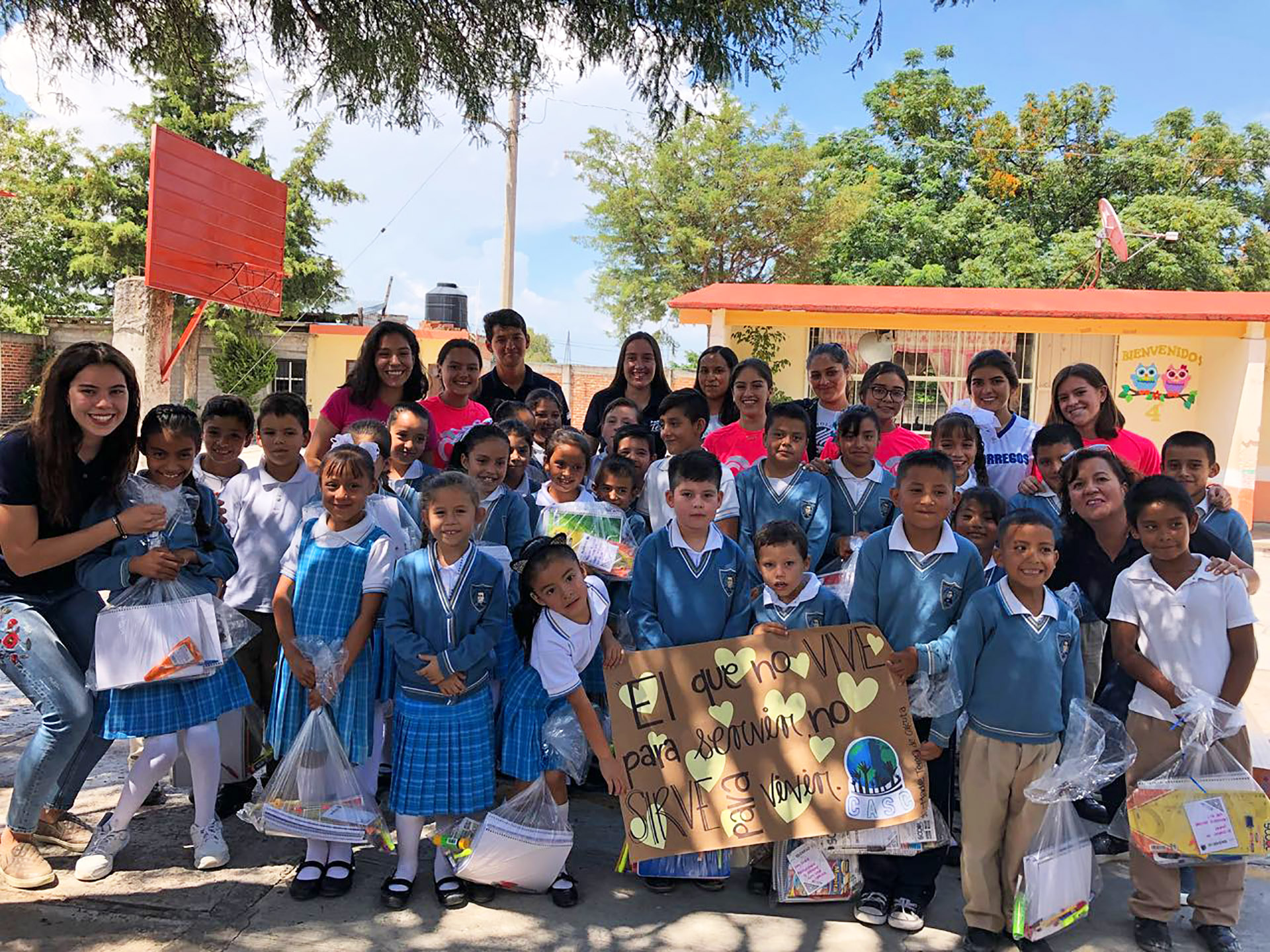 Entrega de útiles escolares en Celaya,Gto