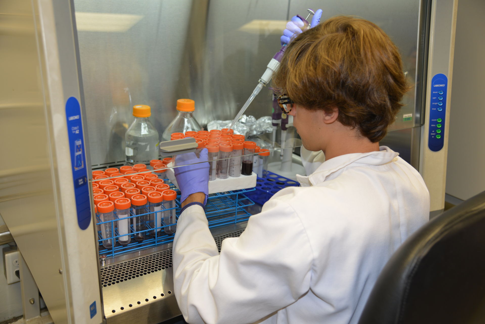 Alumno de la Escuela de Ingeniería y Ciencias realizando investigación en los laboratorios del Centro del Agua.