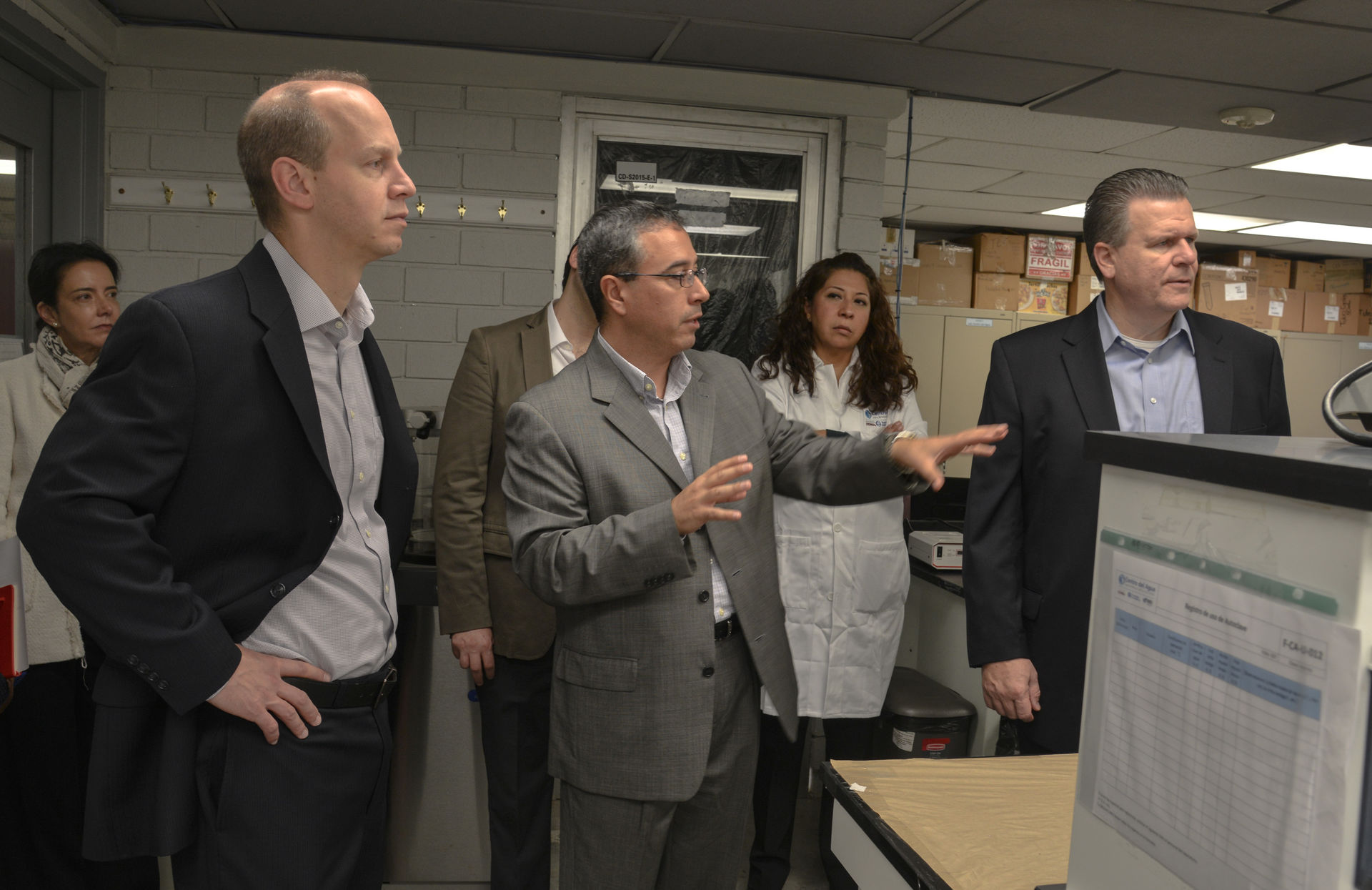 Alberto Mendoza ofreciendo un recorrido a visitantes internacionales.