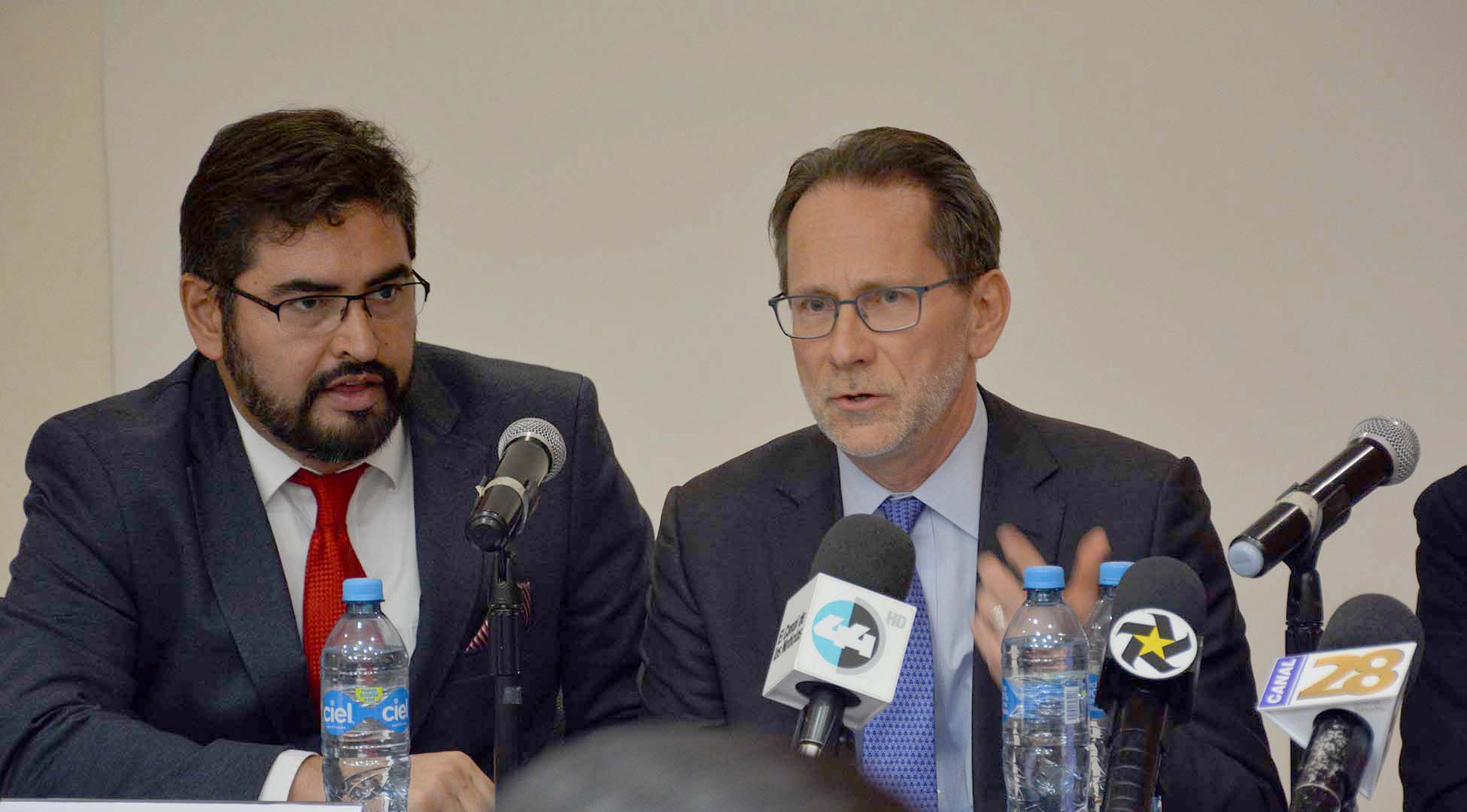 Embajador en rueda de prensa en el campus Chihuahua