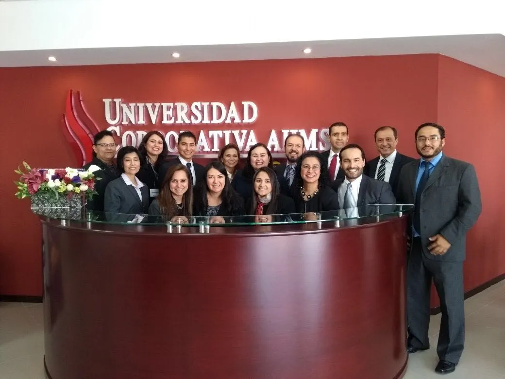 Foto grupal de personas tras un escritorio