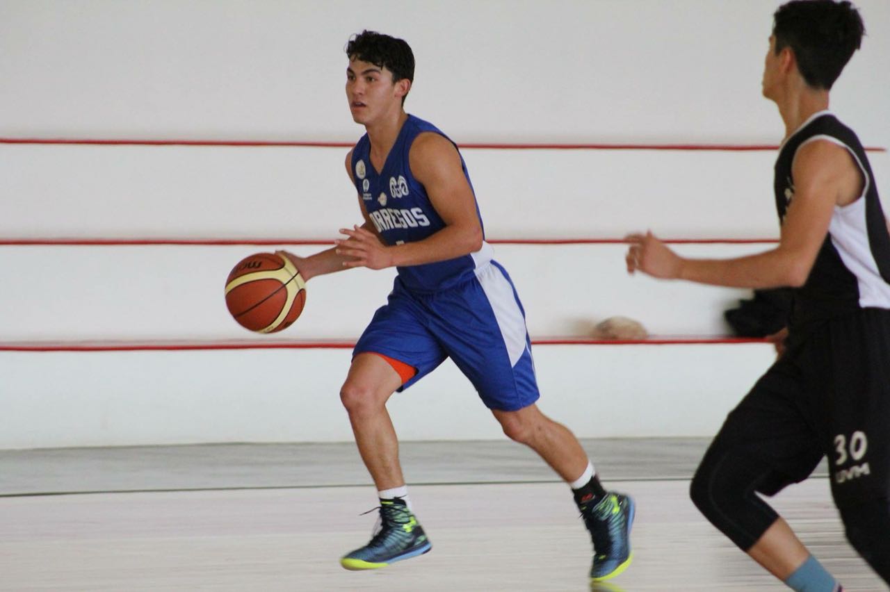 Alan Iñiguez, capitán del equipo representativo de básquetbol varonil.