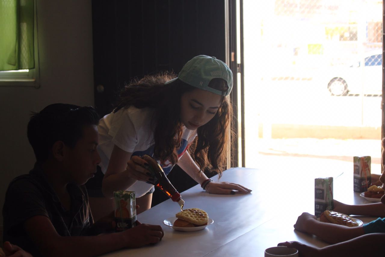 Joven festejando a los niños