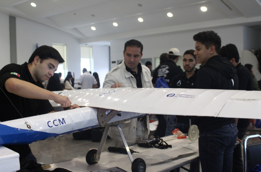 estudiante y avión