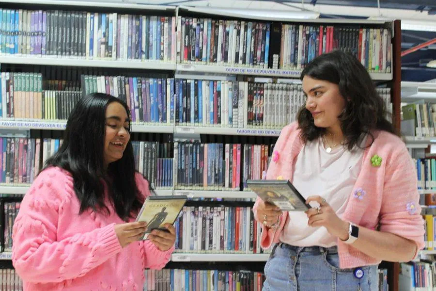Ximena Bustos y Sofía Kalixto, creadoras del grupo estudiantil: La Claqueta