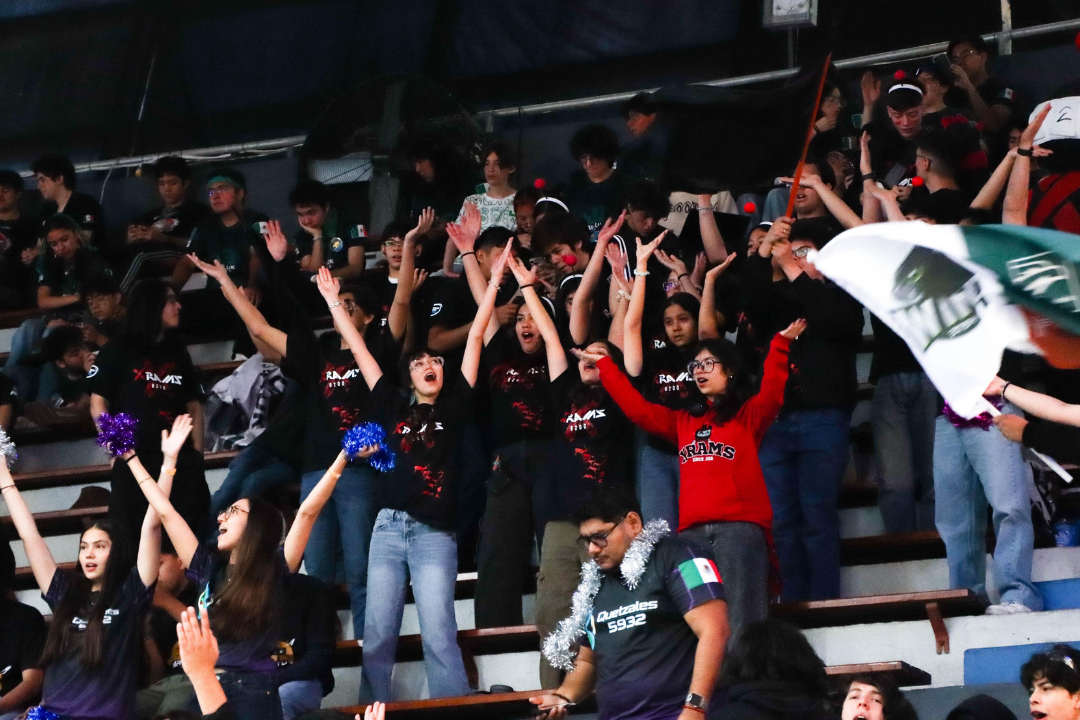 Integrantes de XRAMS festejando en las gradas 