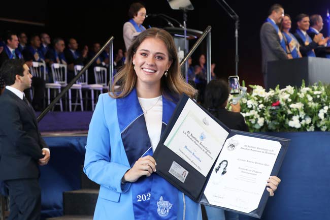 Ximena Pacheco, graduada de LIN