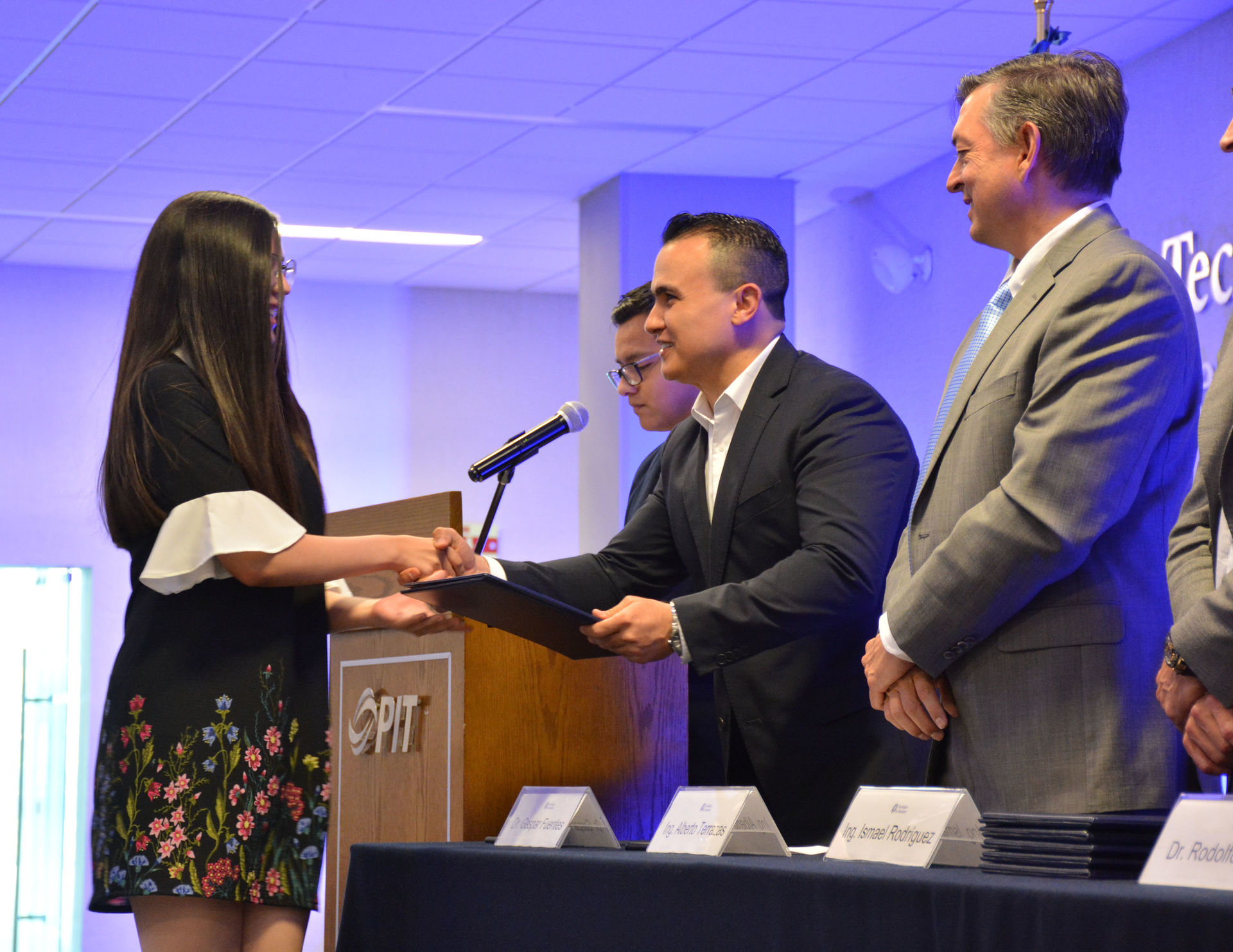 Yócelín recibiendo la beca por autoridades del Tec