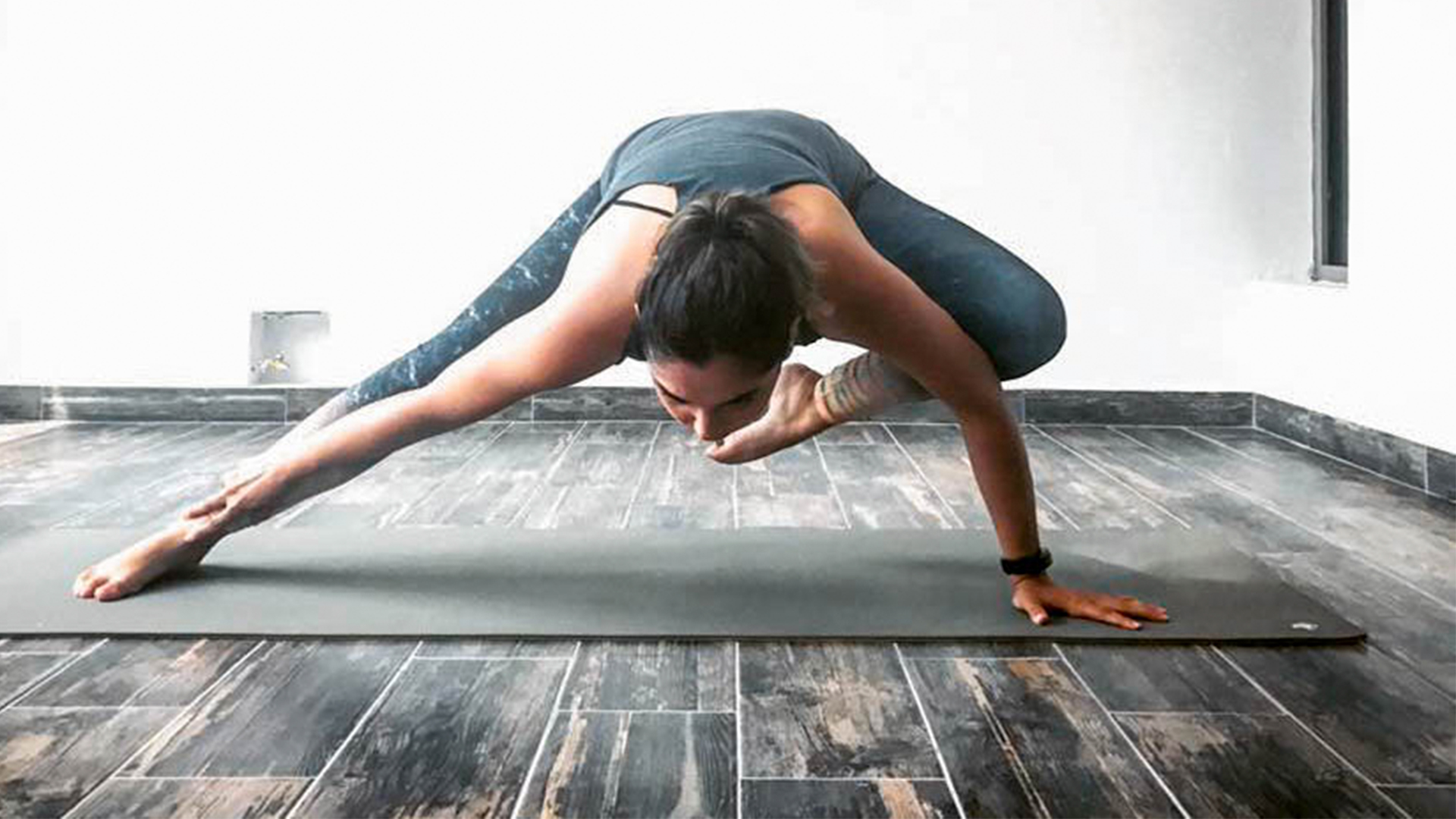 Mujer practicando yoga