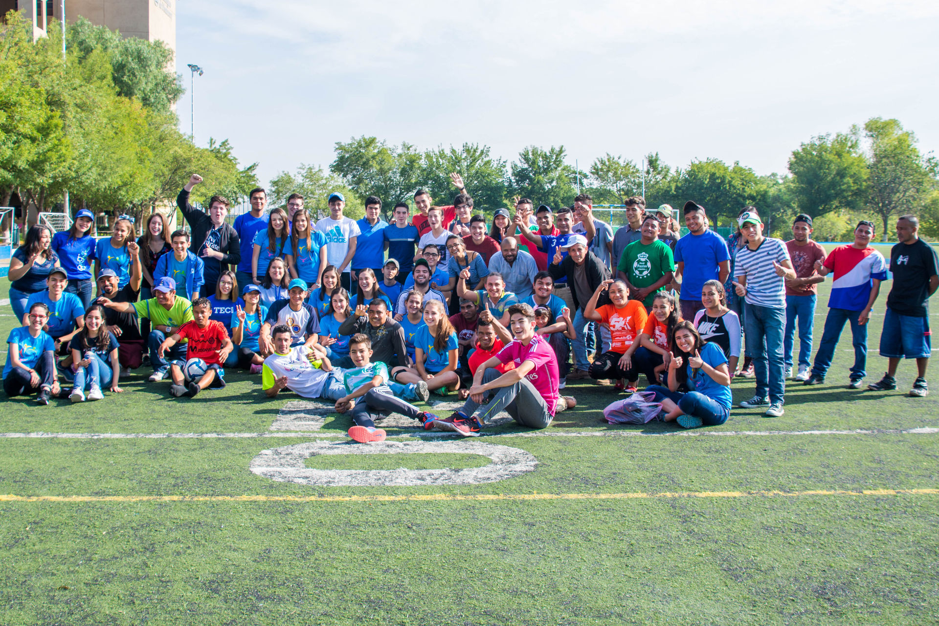 Grupo de estudiantes y migrantes de Centroamérica posando para la cámara en foto grupal