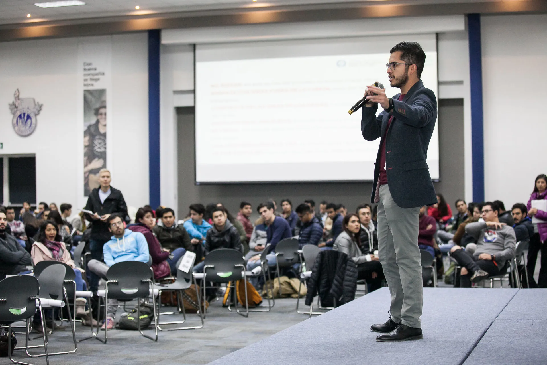 BootCamp soluciones con valor: una actividad de emprendimiento de alto impacto para todos los alumnos que cursan la materia Curso y Sello de Emprendimiento. Para alumnos de la carrera Creación y Desarrollo de Empresas y demás carreras involucradas en algún proyecto de emprendimiento. BootCamp brindó herramientas creativas para que los alumnos innoven sus ideas de negocio y éstas tengan mayor impacto. Los 300 participantes entre cuarto y sexto semestre, llegaron con una problemática y salieron con ideas de negocio, con soluciones de valor y posibles prototipos que podrán desarrollar en un futuro. Durante el evento, se llevaron a cabo siete actividades para llegar a un fin, diseñar ideas innovadoras. Cabe destacar que entre cada actividad se impartieron pláticas con talentosos expertos en emprendimiento como Agustín Rosa, Director de la carrera de Mercadotecnia y Comunicación; Patricia Barrera, Directora de la Incubadora y Aceleradora de Empresas, Ricardo Cacique, uno de los socios y fundadores de Digitum. Alejandro de la Brena y Cristina Clochiatti de Griyum -empresa dedicada a producir proteína a base de insectos-, entre otros. "Para los alumnos fue importante BootCamp porque durante la clase de emprendimiento no sólo generan una idea de negocio si no que con este evento lo que queremos es que impulsen más la idea de ese negocio que tienen en su mente" explicó Miguel Ángel Rodríguez Montes, Director de la carrera de Creación y Desarrollo de Empresas. Finalmente, agregó que se busca que los alumnos vayan más allá del típico proyecto, fomentando la inspiración por parte de los emprendedores que estuvieron brindando charlas para generar nuevas ideas.
