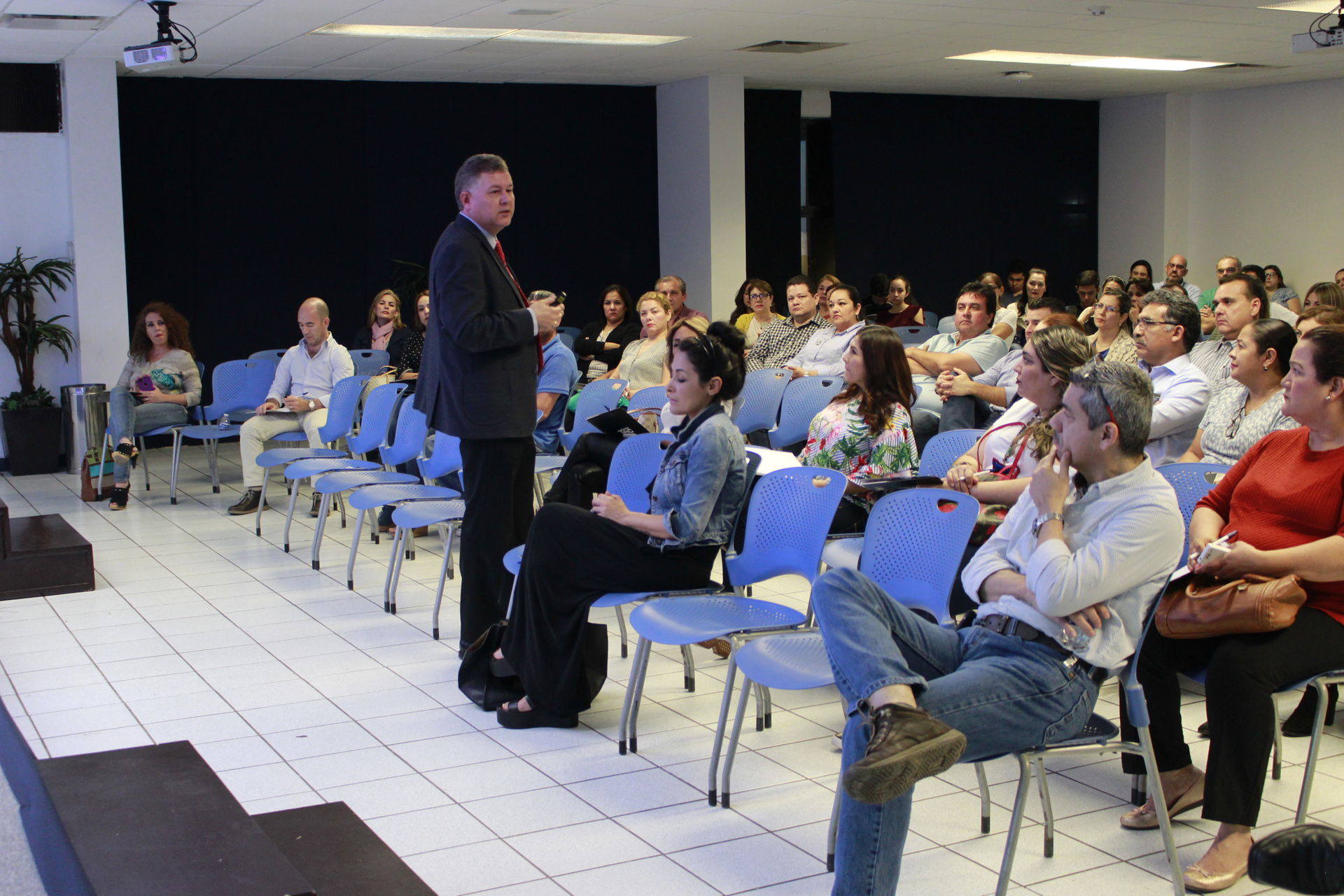 Padres de familia escuchando las anectotas de Héctor.