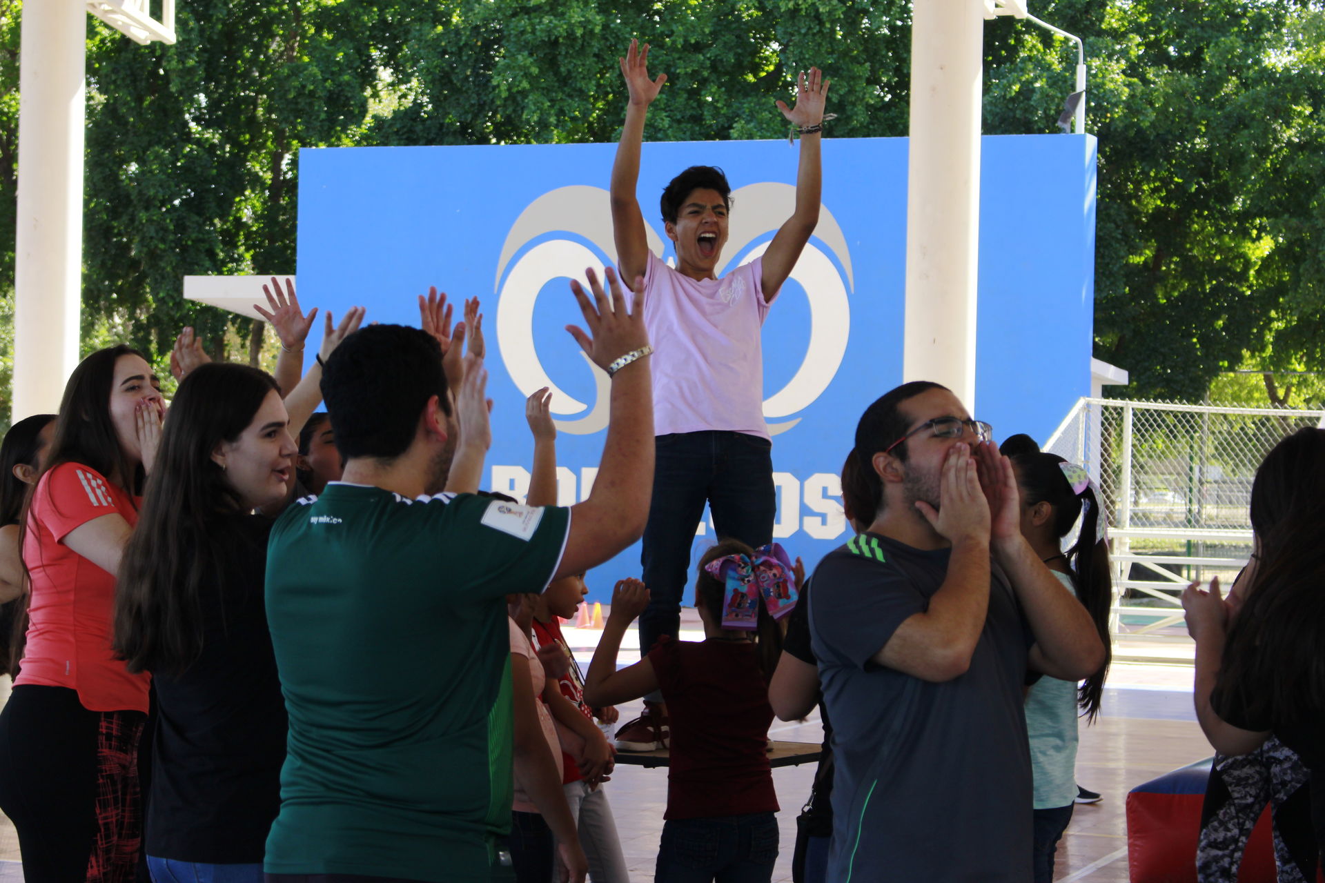 Alumnos festejando