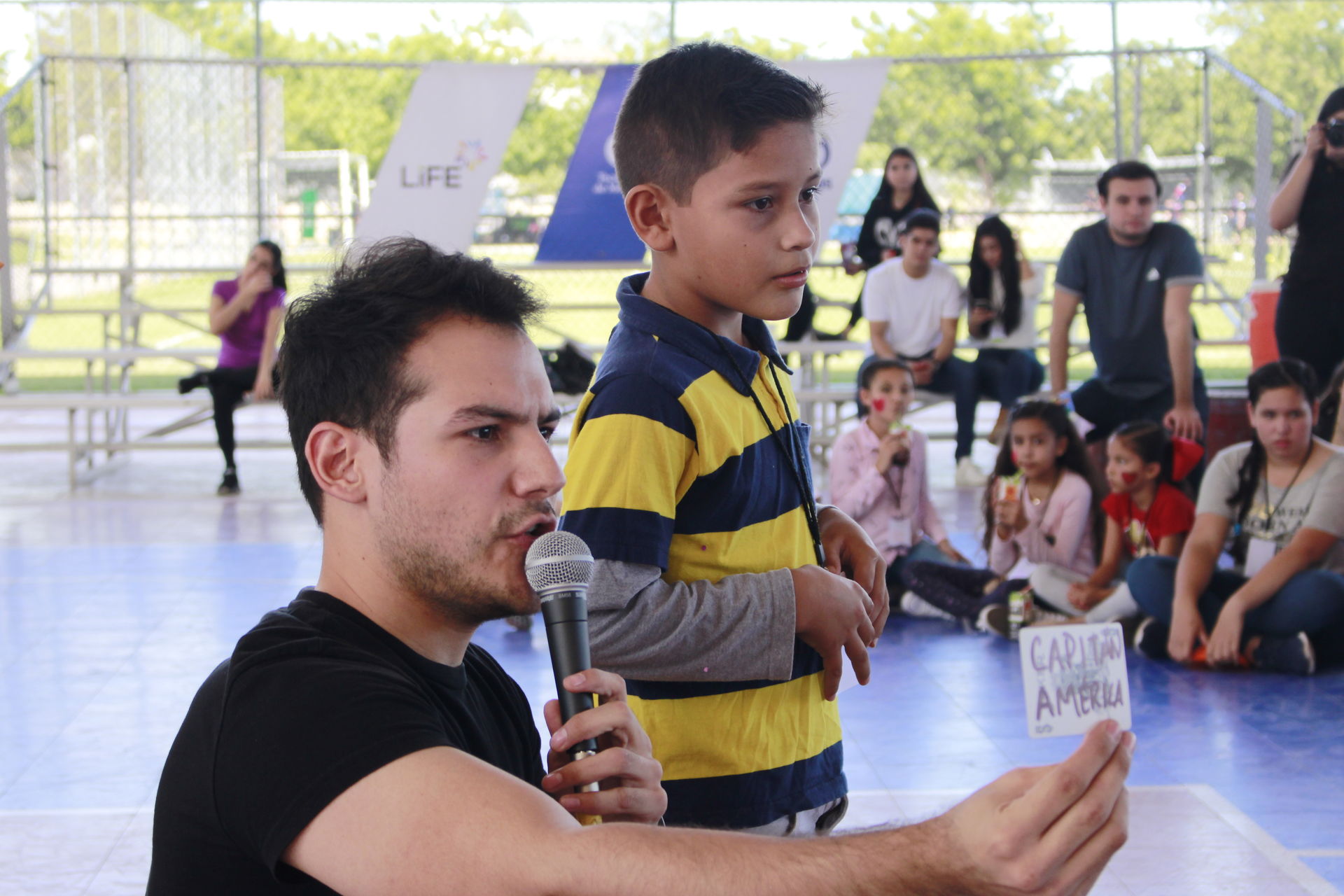 Niño y joven