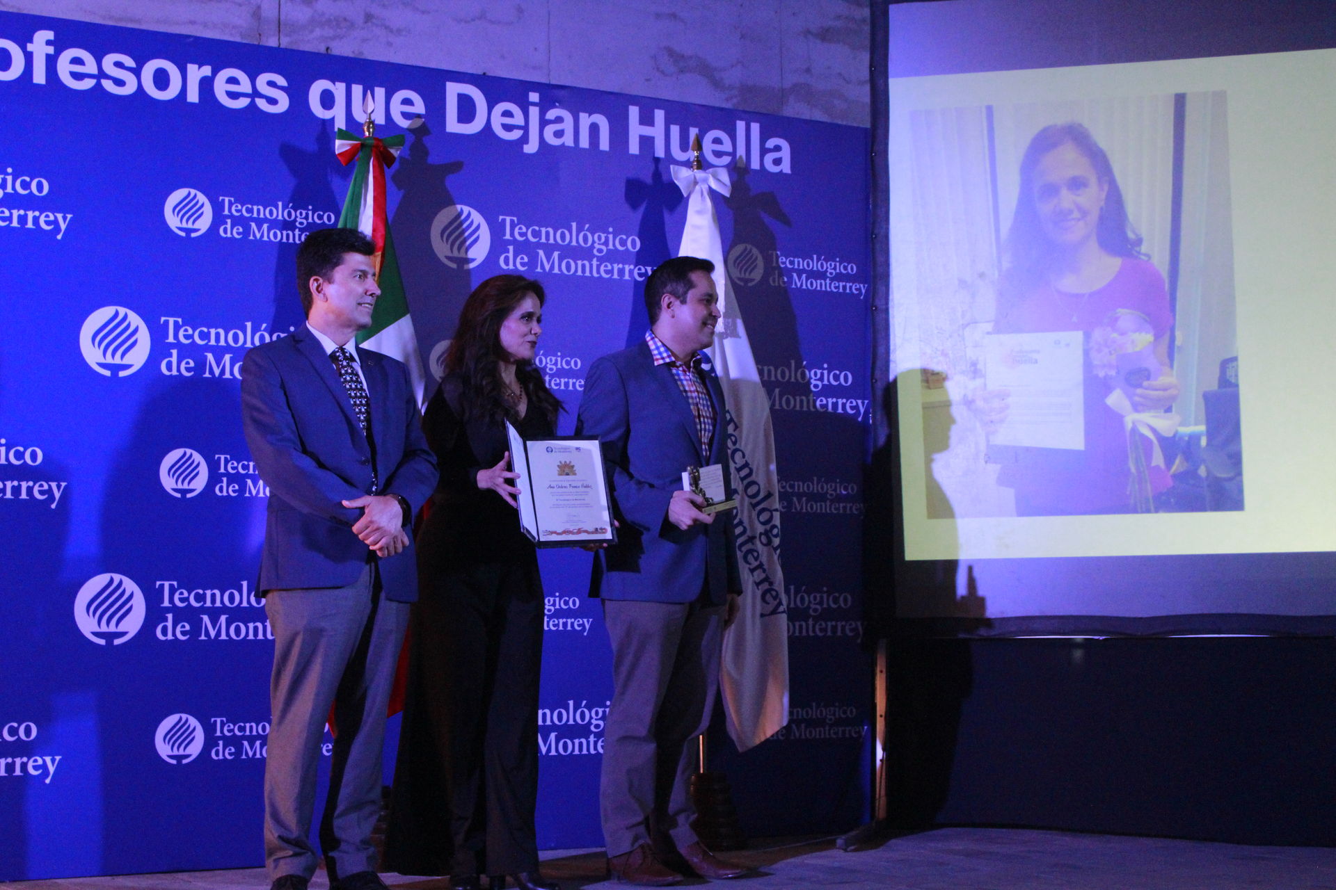 Ana Franco recibiendo premio