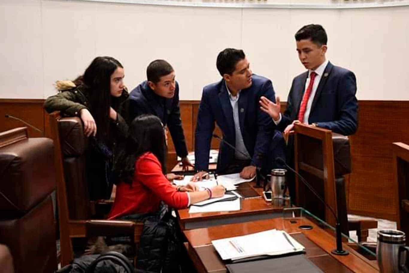 a-sus-17-anos-ha-logradoganar-diferentes-concursos-de-politica,-formar-parte-del-consejo-juvenil-del-estado,-ser-director-del-instituto-de-la-juventud-en-su-comunidad,-etc