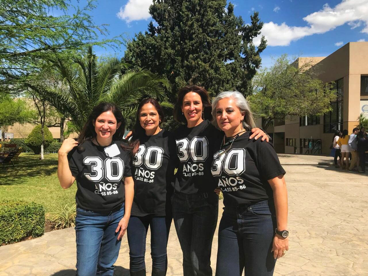 Ex alumnas de PrepaTec en los jardines de Campus Saltillo