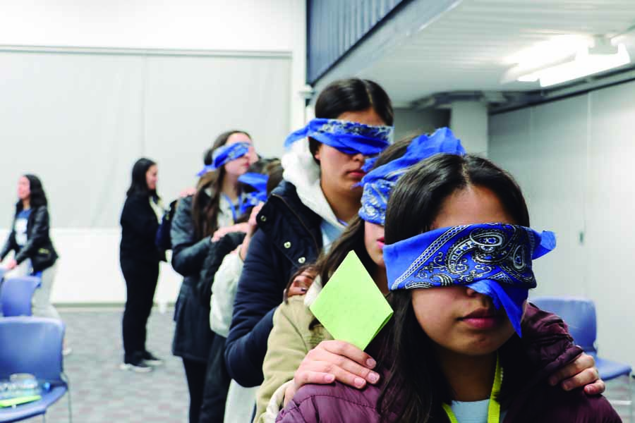 Actividad de ojos vendados en el campamento de CPE. 