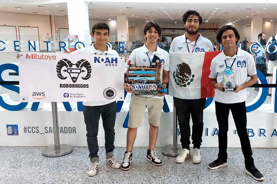 Equipo de RoBorregos del campus Monterrey que ganó el primer lugar en la competencia LARC.