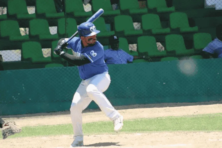 Alumno bateando en juego de beis Borregos