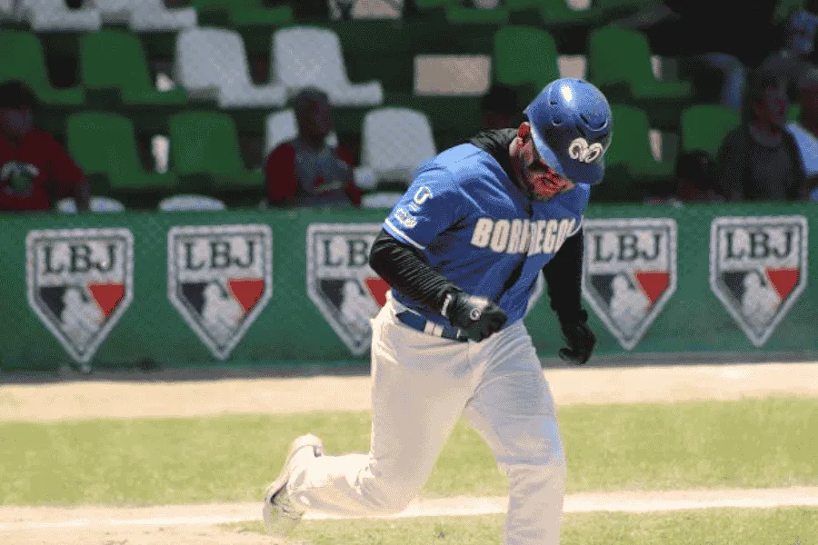 Adolfo España corriendo durante juego de borregos