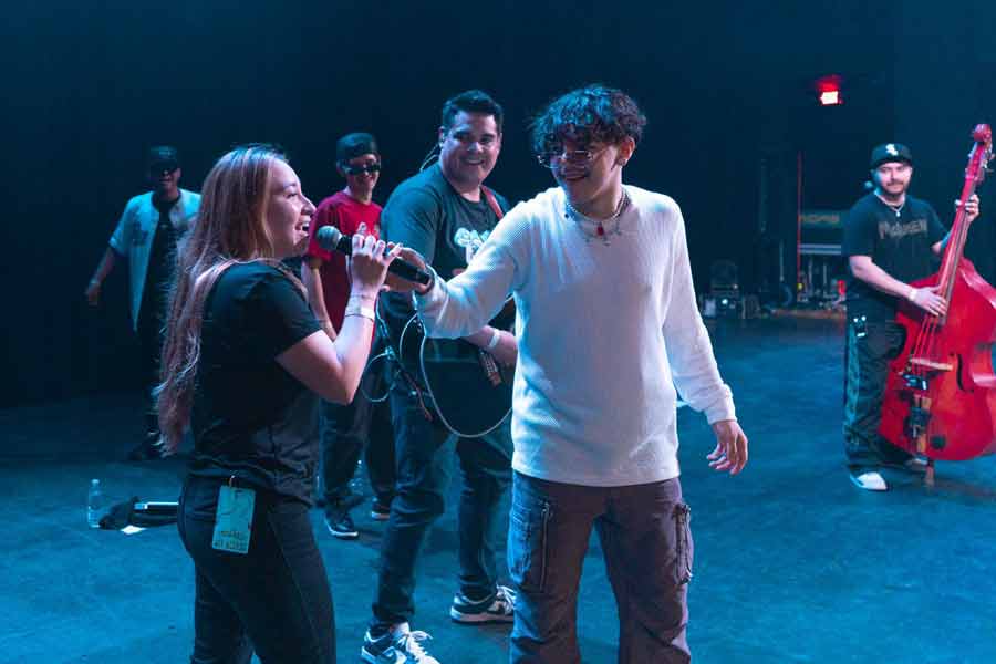 Adriana Rodríguez durante una prueba de sonido con Xavi.