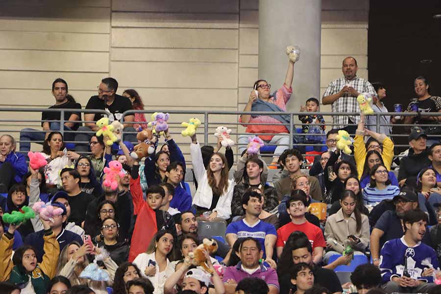Afición de Borregos Monterrey con peluches por Proyecto Teddy.
