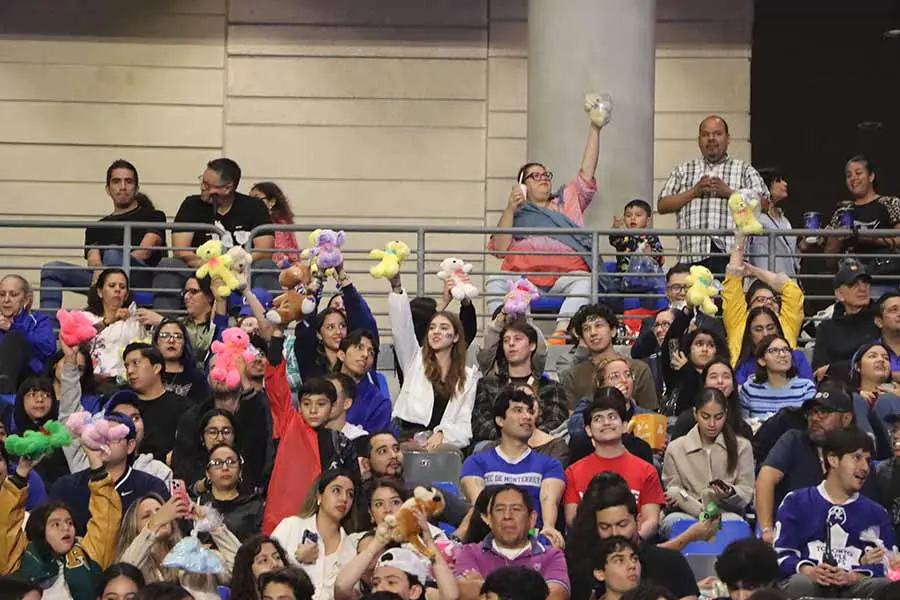 Afici&oacute;n de Borregos Monterrey con peluches por Proyecto Teddy.