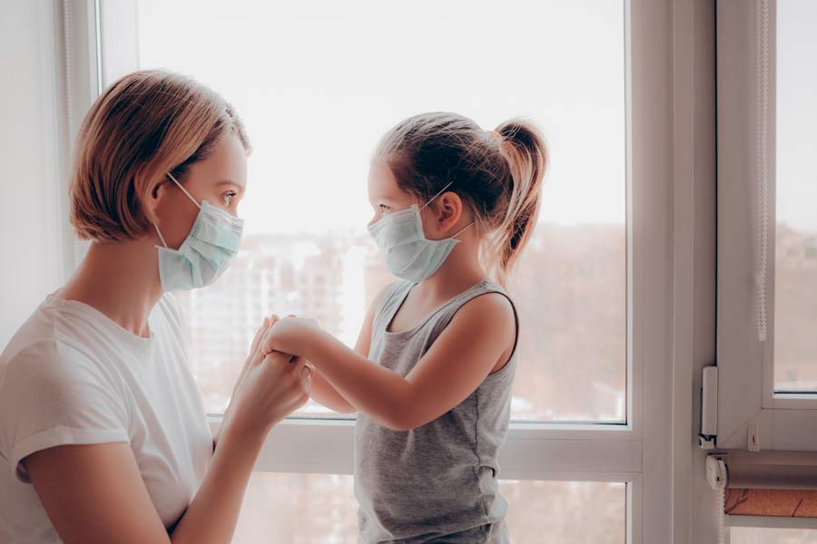 Los pacientes pediátricos de COVID-19 y sus cuidadores deben utilizar cubrebocas.