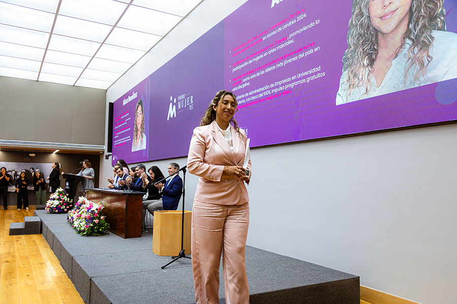 Aixa Benítez con su reconocimiento