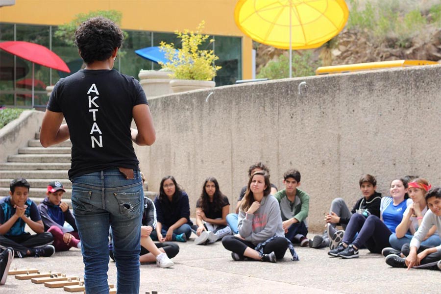 Miembros de Aktan tomando uno de sus talleres vivenciales dentro del campus. 