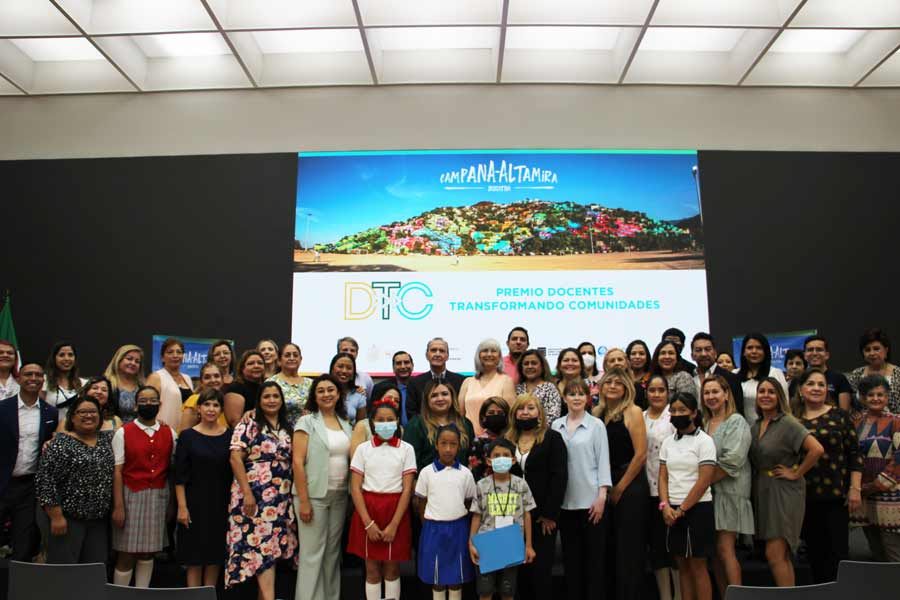 Fotografía oficial con profesores, profesoras y estudiantes de escuelas del polígono de Campana-Altamira.