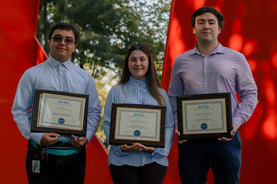De izquierda a derecha: Julián, Paula y Julio con su placa de reconocimiento.
