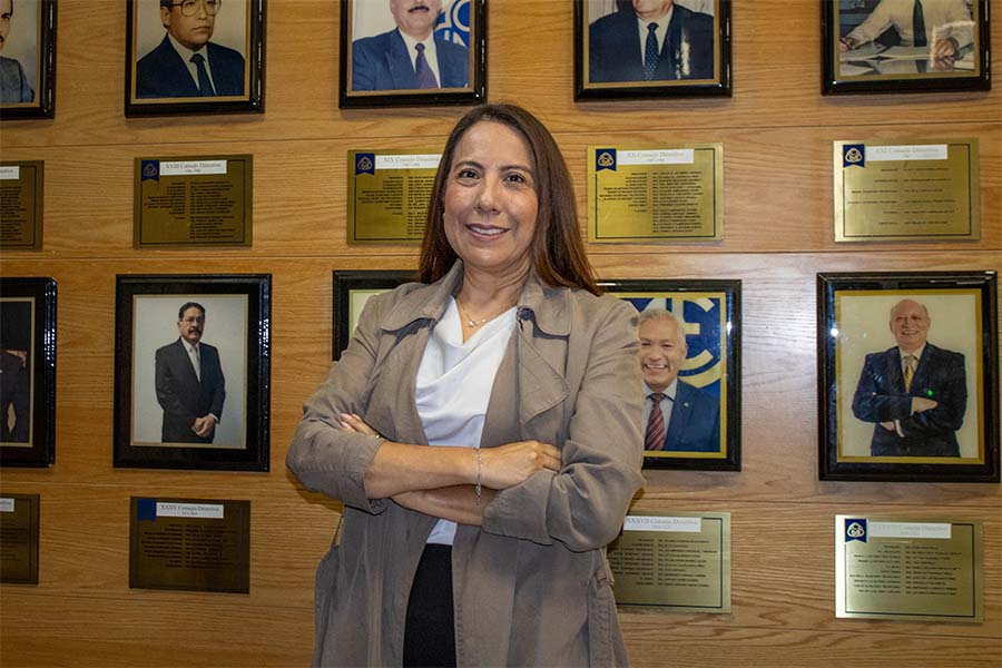 Alejandra Castellanos frente al pasillo que reconoce a todos los líderes del Colegio de Ingenieros Mecánicos y Electricistas (CIME).