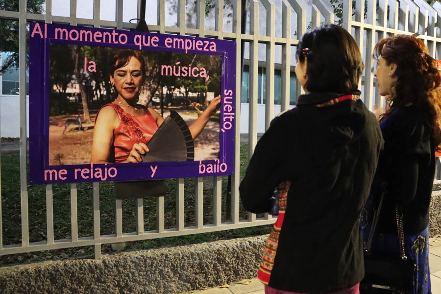 La bailarina Alejandra Naranjo viendo su fotografía en la exposición.