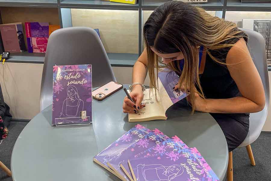 Alejandra Tarango presentando su libro He estado soñando en la FIL de Guadalajara.