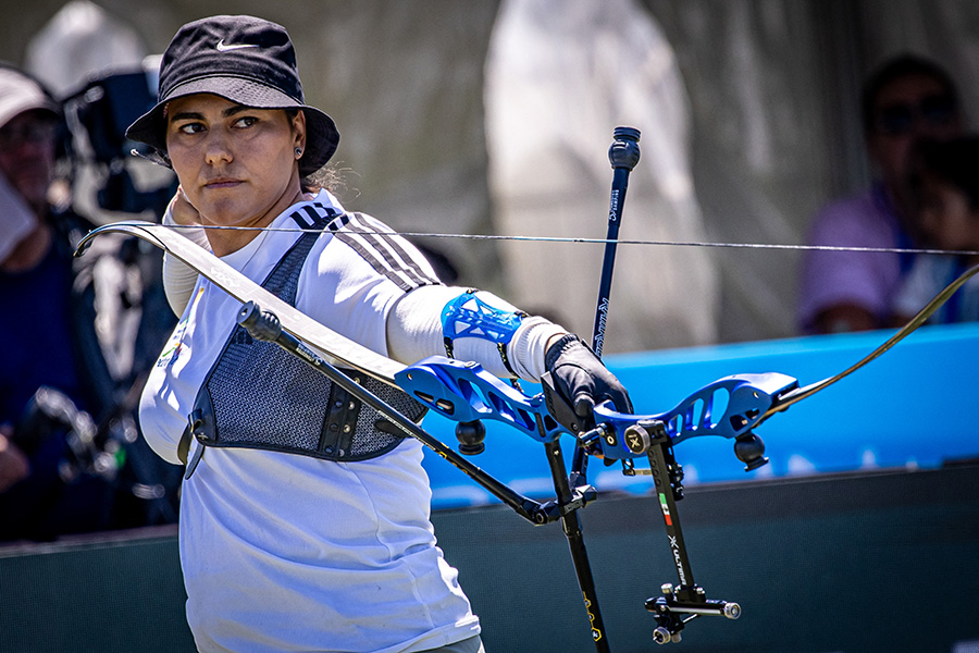 la medallista olímpica Alejandra Valencia de tiro con arco en competencia
