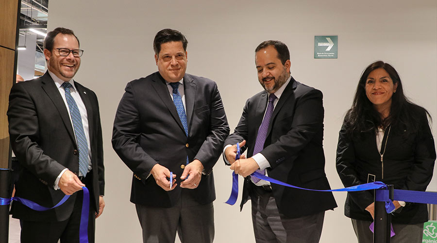 Alejandro Poiré, Carlos Lever y Fabiola Martínez en la inauguración de la Sala de Juicios