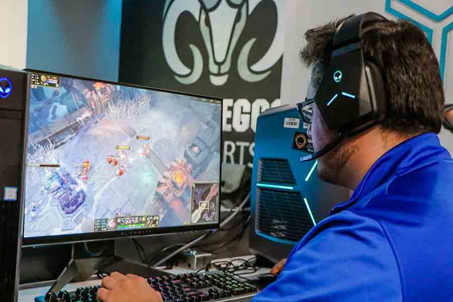 Alejandro es jugador de esports del Tec Guadalajara, bicampeón Conadeip y MVP.