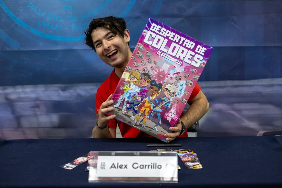 Alex Carrillo posa con su libro